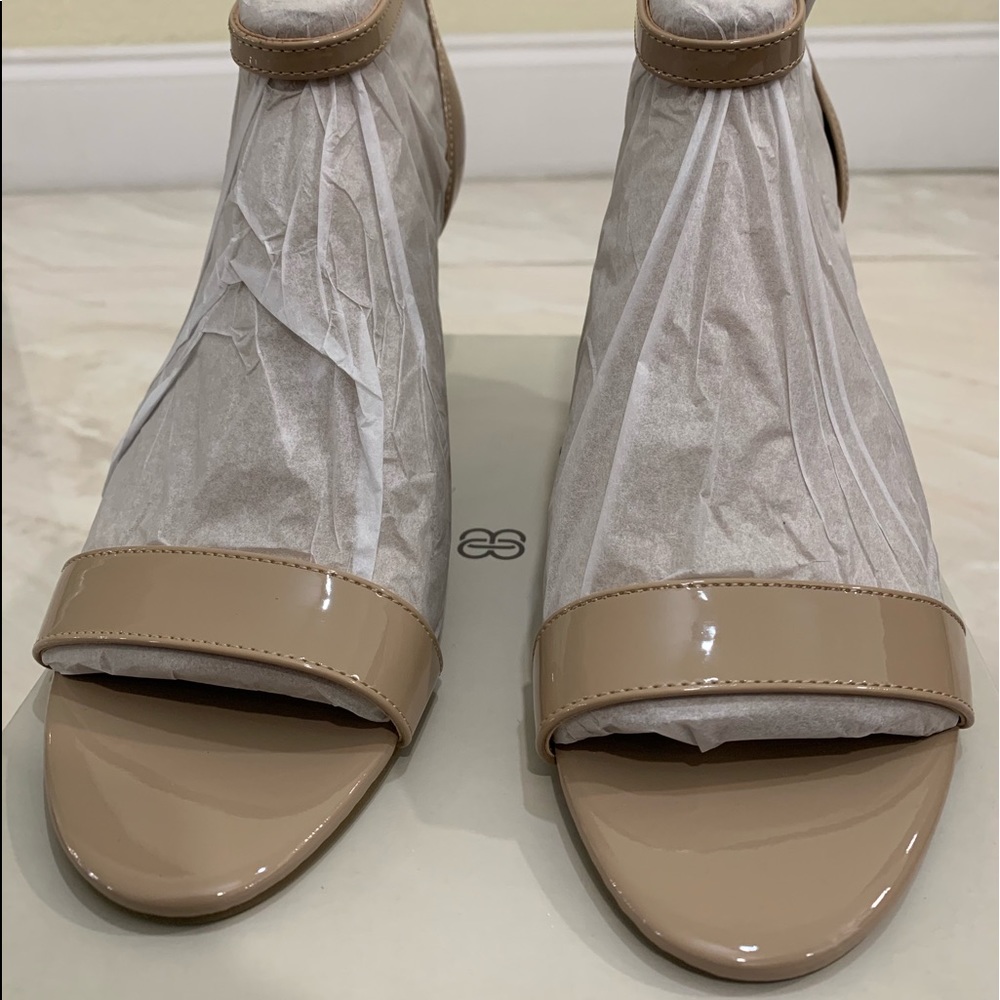 Bandolino Madia Natural Sandal Size 9